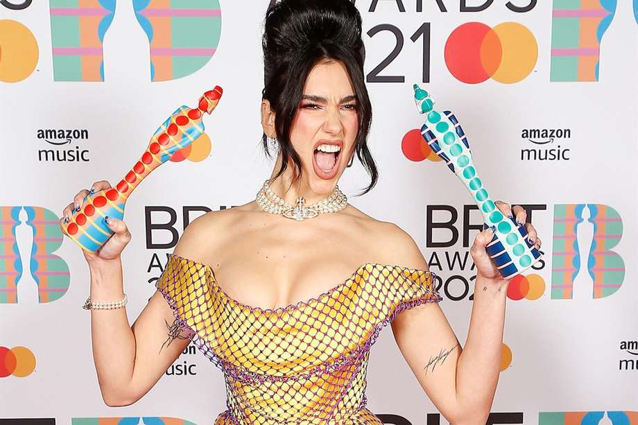 Dua Lipa en los premios Brit.