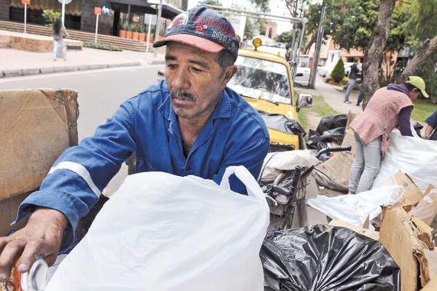 En Bogotá entregaron 45 triciclos eléctricos para que sean utilizados por recicladores
