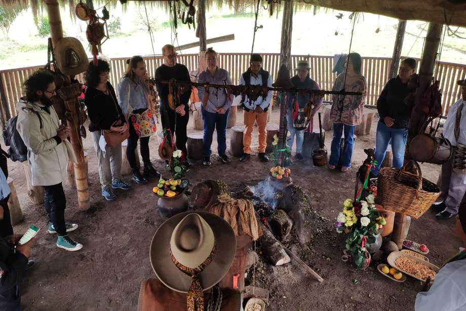 “La Escuela del pluriverso” es una iniciativa del colectivo NOMASMETAFORAS y la Universidad Autónoma Indígena Intercultural.