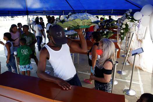Días después de la masacre, la comunidad organizó un funeral colectivo para las cinco jóvenes víctimas.  / EFE