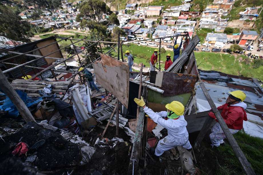 En el barrio Brisas del Volador, de Ciudad Bolívar, se intervinieron 28 predios que estaban deshabitados, los cuales hacen parte de una venta de lotes ilegales.