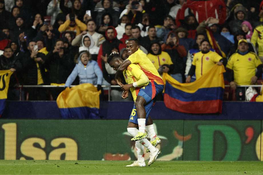 El delantero de la selección de Colombia Jhon Arias (d) celebra con Jefferson Lerma su gol, segundo del equipo, durante el partido amistoso que las selecciones de fútbol de Colombia y Rumanía disputan hoy martes en el estadio Metropolitano, en Madrid. 
