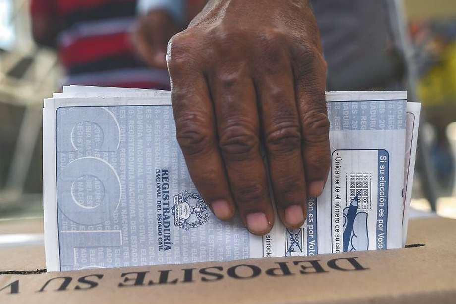 Un hombre emite su voto en un colegio electoral en Cali, Departamento del Valle del Cauca, durante las elecciones parlamentarias en Colombia el 11 de marzo de 2018.