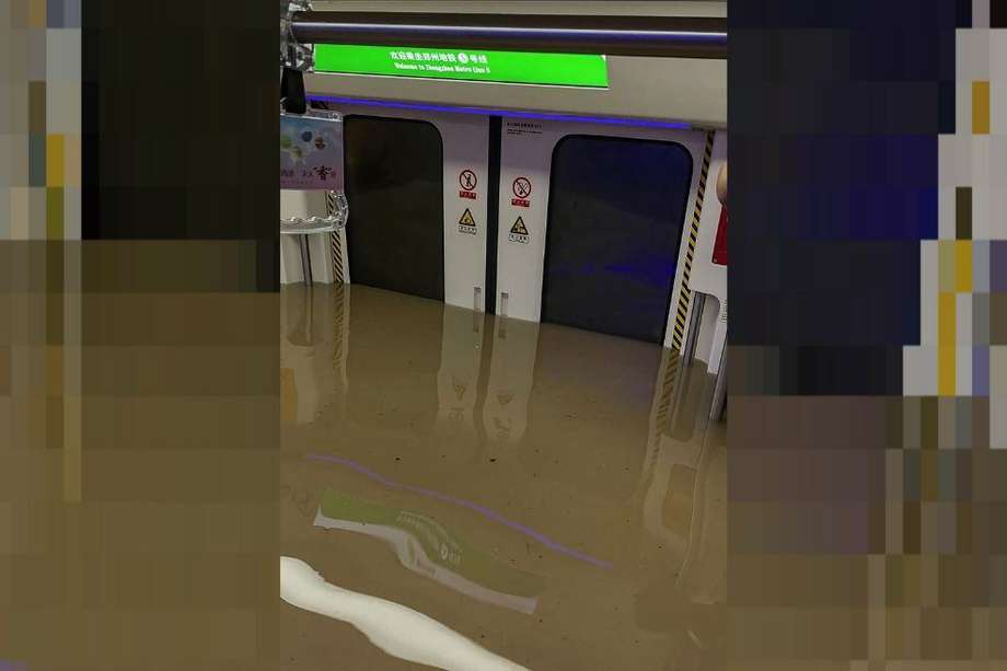 Al menos doce personas murieron y cinco resultaron heridas por la inundación del metro en Zhengzhou.