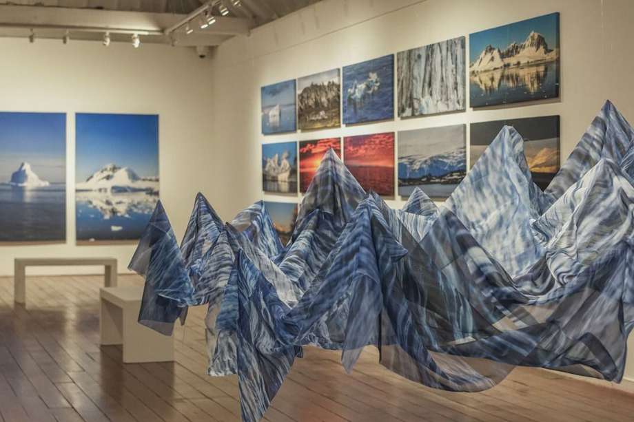 "Constelación Polar Sur" recoge una serie de fotografías donde el artista Juan Cuadros comparte e incluye a los espectadores en un viaje por la Antártica, lugar al que viajó en una residencia artística en el año 2019.