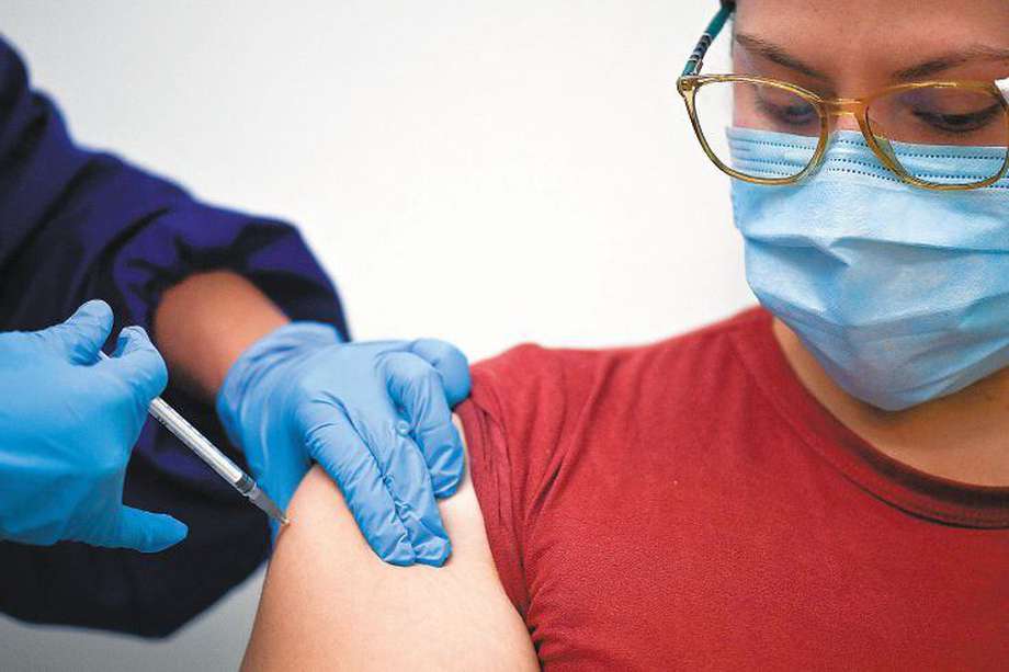 Se necesitarían unas 700.000 dosis de vacuna para inmunizar a docentes y directivos docentes del Distrito. / AFP