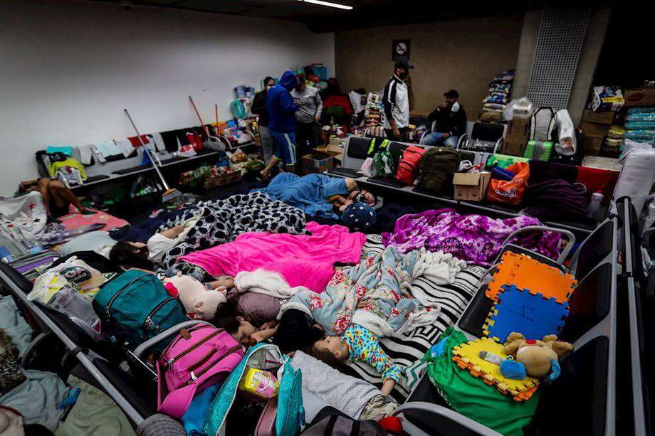 Ciudadanos colombianos descansan en un espacio que acomodaron este lunes al interior del aeropuerto de Guarulhos en Sao Paulo (Brasil). EFE
