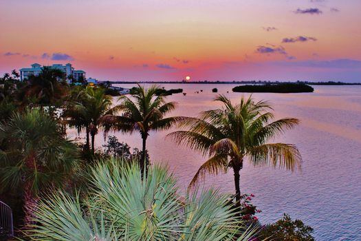 Key West es famoso por los deportes acuáticos, la animada vida nocturna, las playas y los sitios históricos.