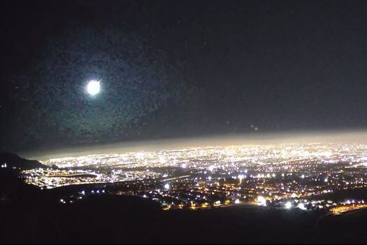 “A las 5:44 de la madrugada del jueves el cielo del Gran Concepción se iluminó por un haz de luz de lo que comúnmente se conoce como estrella fugaz”, explicó el Departamento de Astronomía de la Universidad de Concepción (Chile).