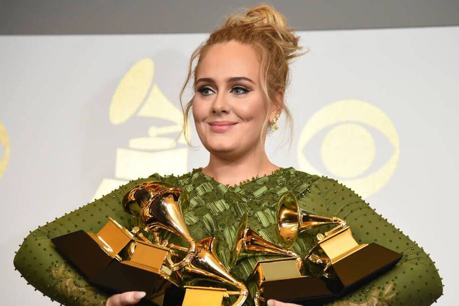 Adele dijo, en plena ceremonia de los Grammy, que no quería a su padre. La abandonó cuando tenia 3 años. CORTESÍA