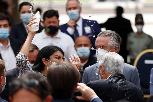 El incidente tuvo lugar en un patio de La Moneda, el palacio presidencial, tras un acto de conmemoración de los dos años del primer caso de COVID-19 detectado en Chile.