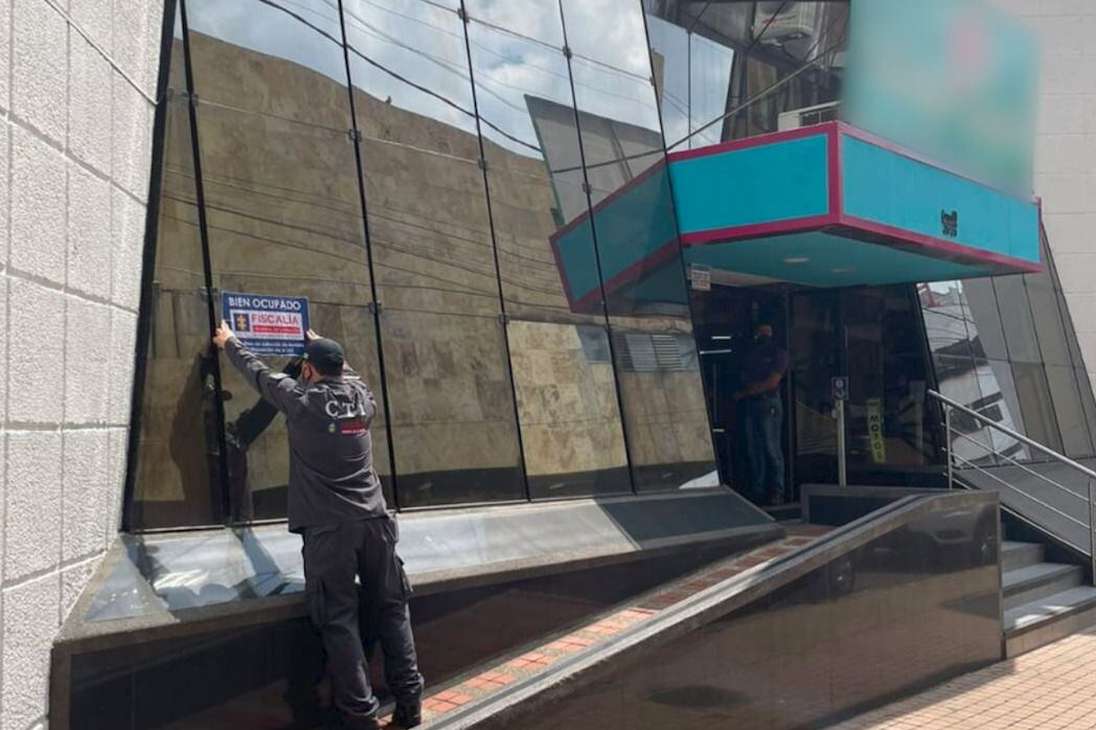 Le fueron secuestrados tres inmuebles en Tibacuy (Cundinamarca), uno Rivera (Huila), uno Icononzo (Tolima), otro en Bogotá y un edificio en Bucaramanga. Además, cuatro vehículos y una motocicleta.