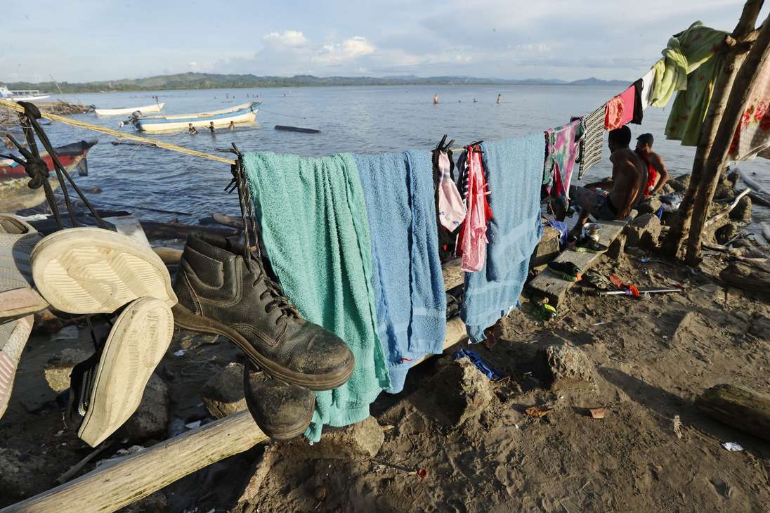 ACOMPAÑA CRÓNICA: COLOMBIA CRISIS MIGRATORIA. AME2685. NECOCLÍ (COLOMBIA), 07/10/2022.- Fotografía de ropa y toallas de migrantes que esperan para abordar una lancha hacia la frontera con Panamá, el 6 de octubre de 2022, en Necocli (Colombia). En el pueblo colombiano de Necoclí ya se acostumbraron a que a diario cientos de personas acampen en sus playas a la espera de coger las lanchas que los llevan a la frontera de Panamá en una travesía migratoria hacia EE.UU. que crece cada día y amenaza con "explotar". EFE/ Mauricio Dueñas Castañeda