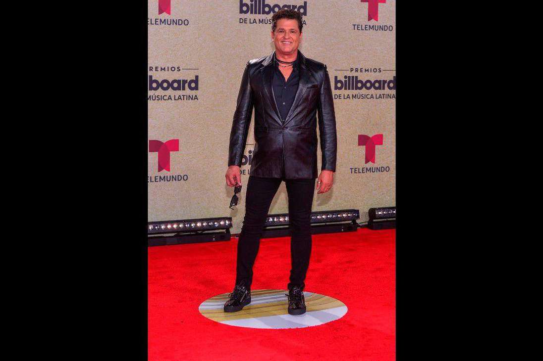El cantante colombiano Carlos Vives posa en la alfombra roja de los Premios Billboard de la Música Latina.