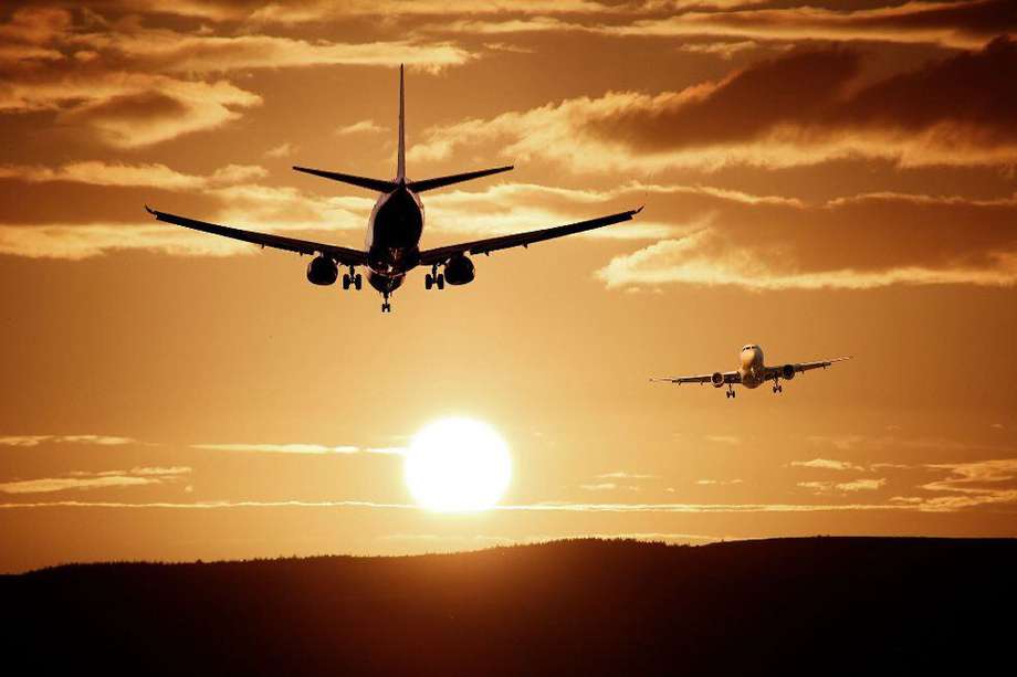 La pandemia está dejando heridas profundas en la aviación comercial con una disminución de 55 % con respecto a 2019, reflejado en 90 % menos el tráfico de pasajeros, según un estudio de OBS Business School.