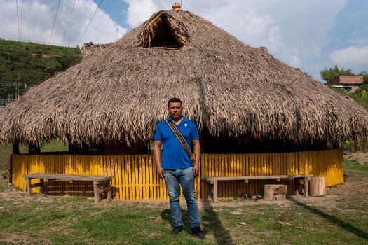 Rossevelt Tombé es auxiliar de enfermería y acompaña la línea de sabiduría ancestral en Caldono, Cauca.