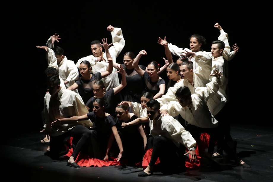  recibirá al Ballet Saly Velingara de Senegal, a Organizers International Ethnic Folklore Festival de la India, al Colectivo La Trenza Danza de Perú, a la Compañía Folclórica Vidanza México, así mismo a la Compañía Ecuatoriana de Danza “Nuestras Raíces”.