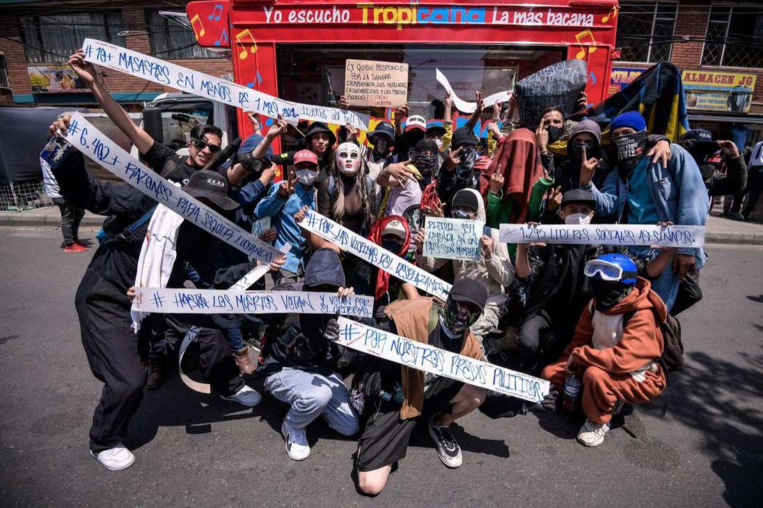 Los manifestantes protestaron contra la represión policial, el alza del pasaje de Transmilenio y el aumento del costo de la vida.