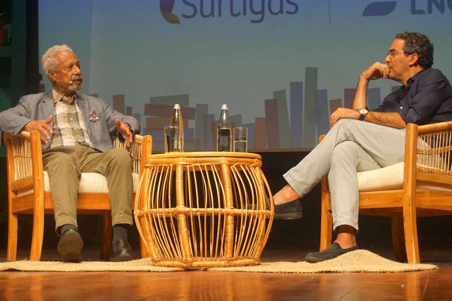 El Premio Nobel de Literatura 2021, Abdulrazak Gurnah, durante un conversatorio con el escritor colombiano Juan Gabriel Vázquez.