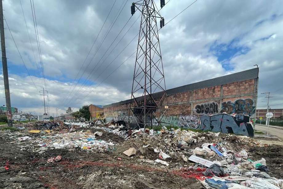 La falta de mantenimiento en el sector hace que las basuras se acumulen, lo que genera deterioro urbano en la zona.