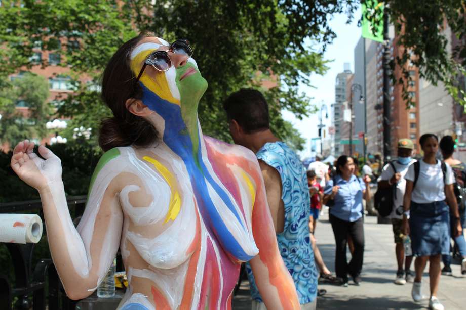 La modelo Niki Davis-Fainbloom posa con el cuerpo pintado por el artista Andy Golub.
