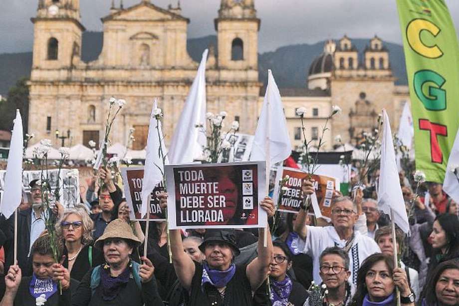 Líderes sociales, excombatientes y funcionarios del Estado participaron en la movilización en Bogotá.
