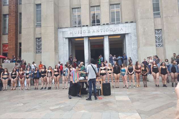 Mujeres de tallas grandes se toman Plaza Botero de Medellín en ropa interior