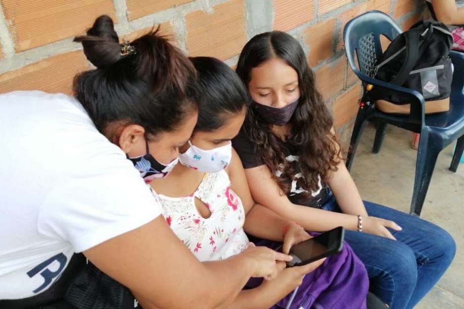 Estudiantes de Fresno (Tolima) prueban la Red Local Kimera en sus celulares.