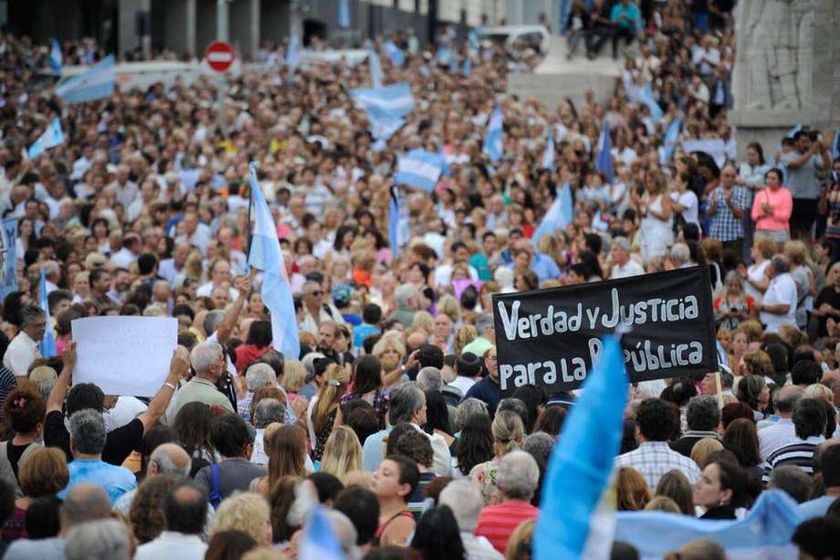 Foto de archivo. Manifestaciones en Rosario, Argentina, convocadas por fiscales argentinos en memoria de su fallecido colega Alberto Nisman en Buenos Aires. 