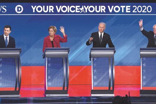 Los demócratas Pete Buttigieg, Elizabeth Warren, Joe Biden y Bernie Sanders buscan fortalecer sus candidaturas en las primarias de New Hampshire.  / AFP