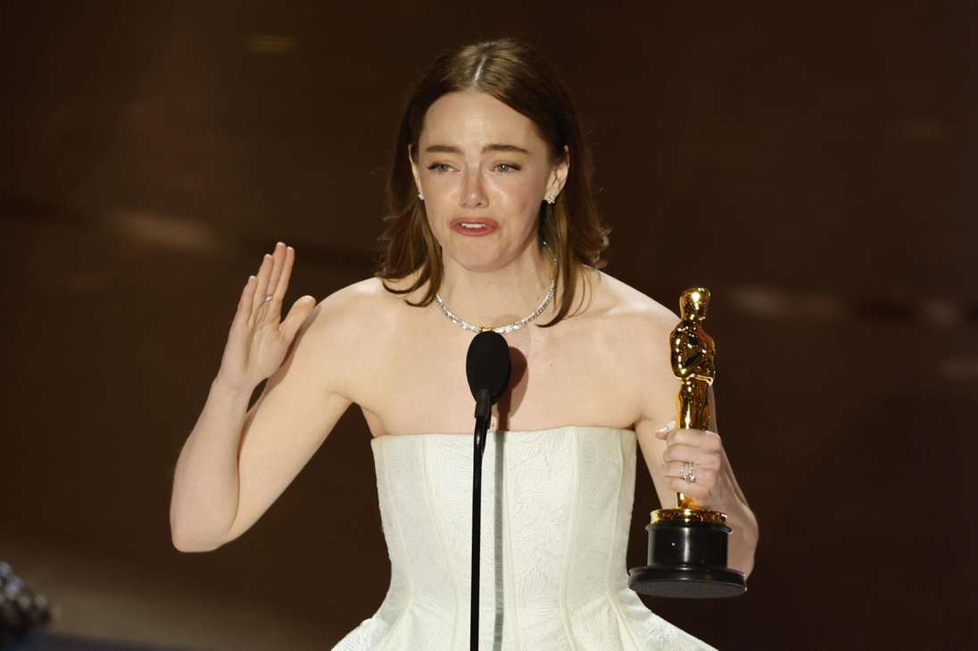 Los Angeles (United States), 10/03/2024.- Emma Stone speaks after winning the Oscar for Actress In A Leading Role during the 96th annual Academy Awards ceremony at the Dolby Theatre in the Hollywood neighborhood of Los Angeles, California, USA, 10 March 2024. The Oscars are presented for outstanding individual or collective efforts in filmmaking in 23 categories. EFE/EPA/CAROLINE BREHMAN