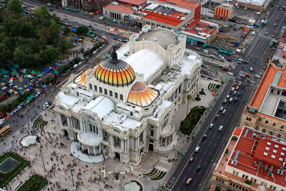 El Palacio de Bellas Artes, ubicado en la Ciudad de México, es uno de los recintos culturales más importantes del mundo hispanoparlante.