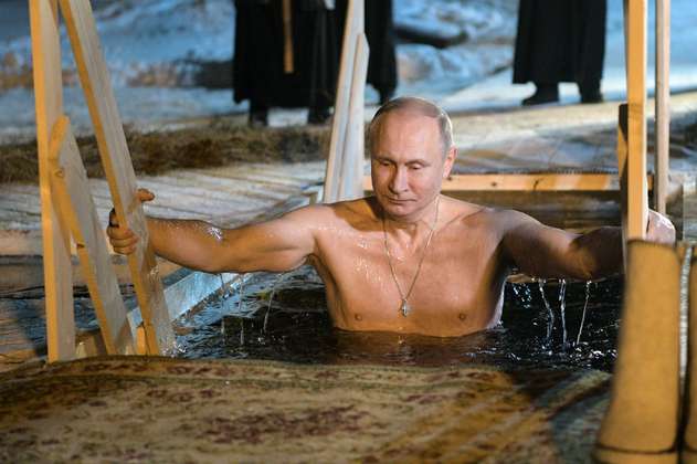 Putin y los rusos se sumergen en aguas glaciales en la Epifanía ortodoxa