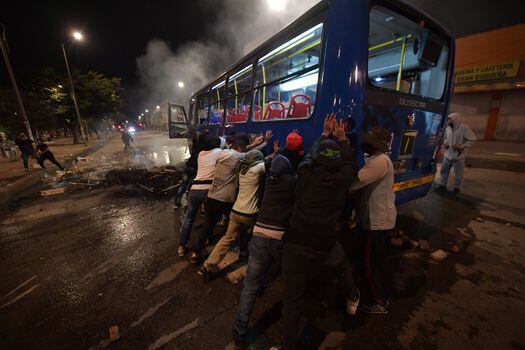 Protestas en Suba contra la policía por muerte de Javier Ordoñez, manifestantes arremeten contra un Bus del SITP.