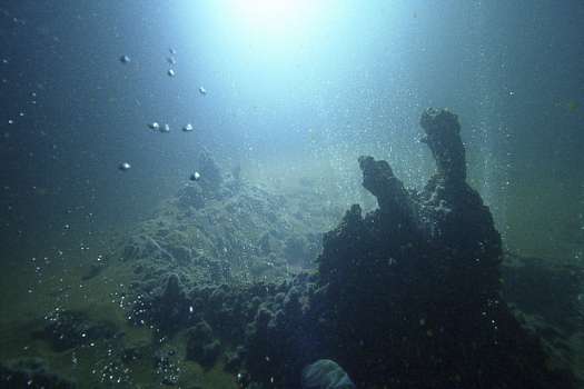 Actividad volcánica submarina a lo largo de una sección del cráter Kolumbo en el fondo marino.