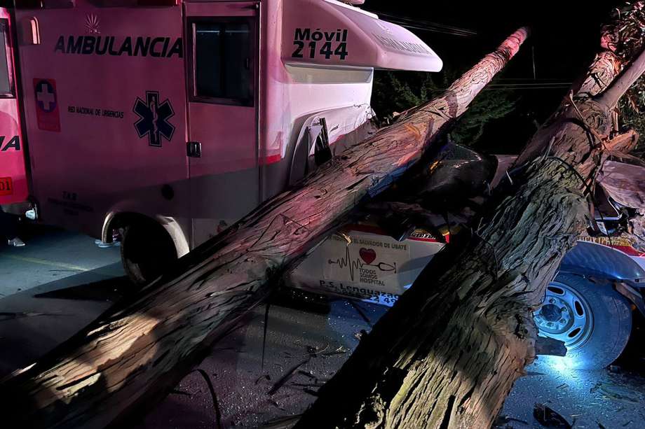 Ambulancia accidentada en Cundinamarca por caída de un árbol.