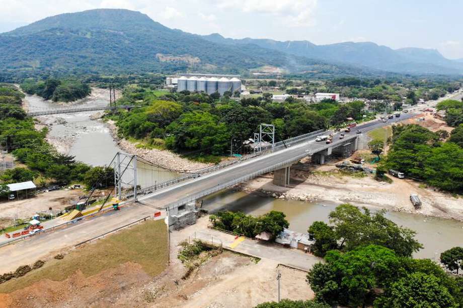 Puente sobre el río Charte que comunica a Aguazul con Yopal.