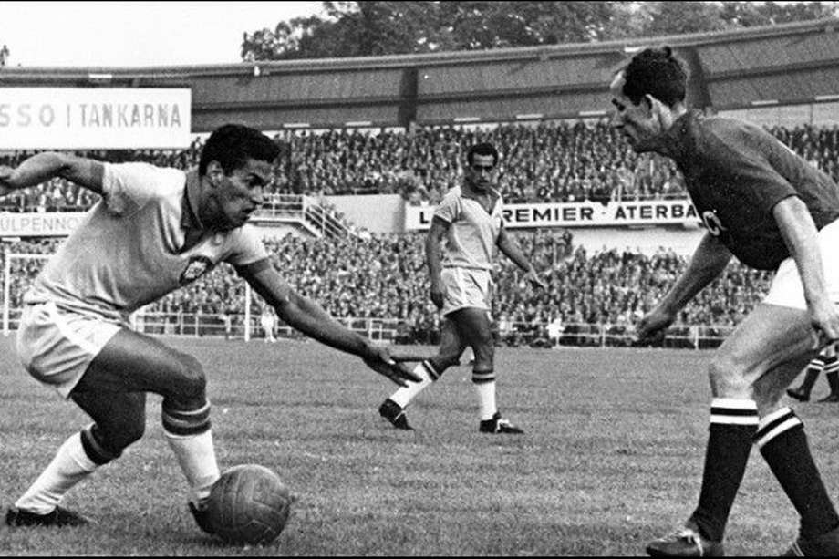 Garrincha en una imagen de la Copa del Mundo de 1962, jugada en Chile. Su típica pose por la banda derecha, el dribling a punto de aflorar. La magia de un jugador mítico.   / Cortesía