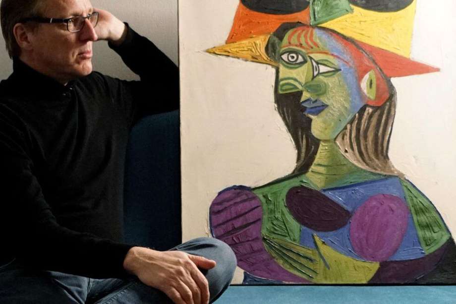 El detective neerlandés Arthur Brand es conocido como el “Indiana Jones del arte” por la gran cantidad de cuadros robados que ha localizado. Aquí posa junto al cuadro "Busto de mujer", del artista español Pablo Picasso, robado hace veinte años del yate de un jeque árabe.