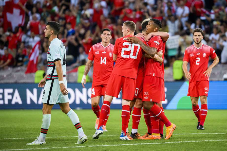 Los jugadores de Suiza celebran en el partido contra Portugal. 