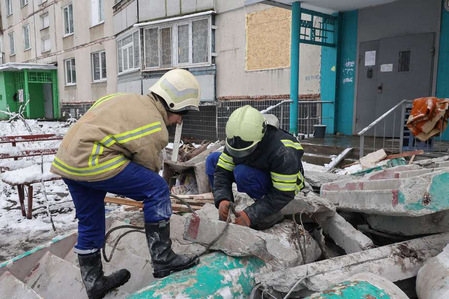 Trabajadores comunales reparan edificios residenciales antes del próximo invierno en el distrito de North Saltivka en Kharkiv, Ucrania.

