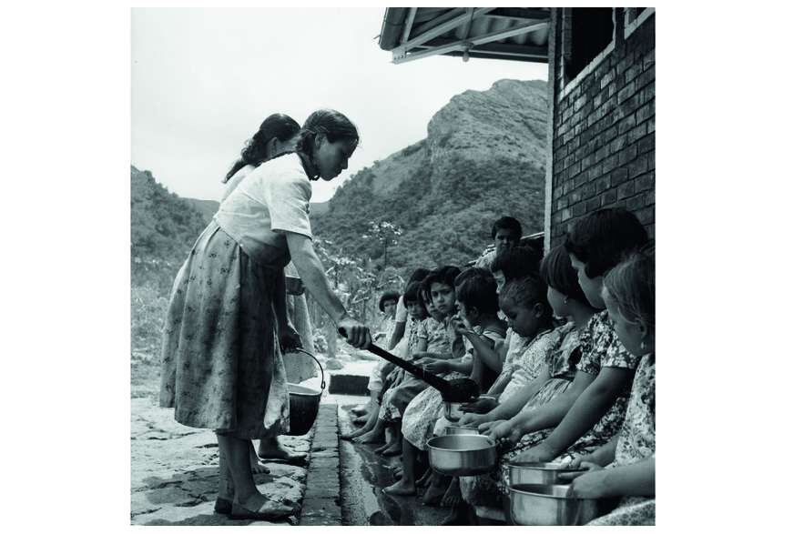 FUSAGASUGÁ, CUNDINAMARCA. Niños desplazados de la Guerra de
Villarrica reciben alimentación en el Centro Modelo de Higiene de
Fusagasugá en julio de 1955.