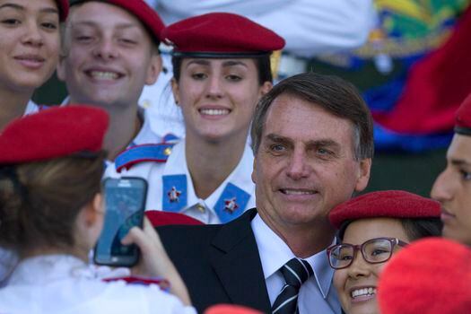 Jair Messias Bolsonaro posa para una foto en medio de una ceremonia del Día del Ejército en Brasilia. / AP