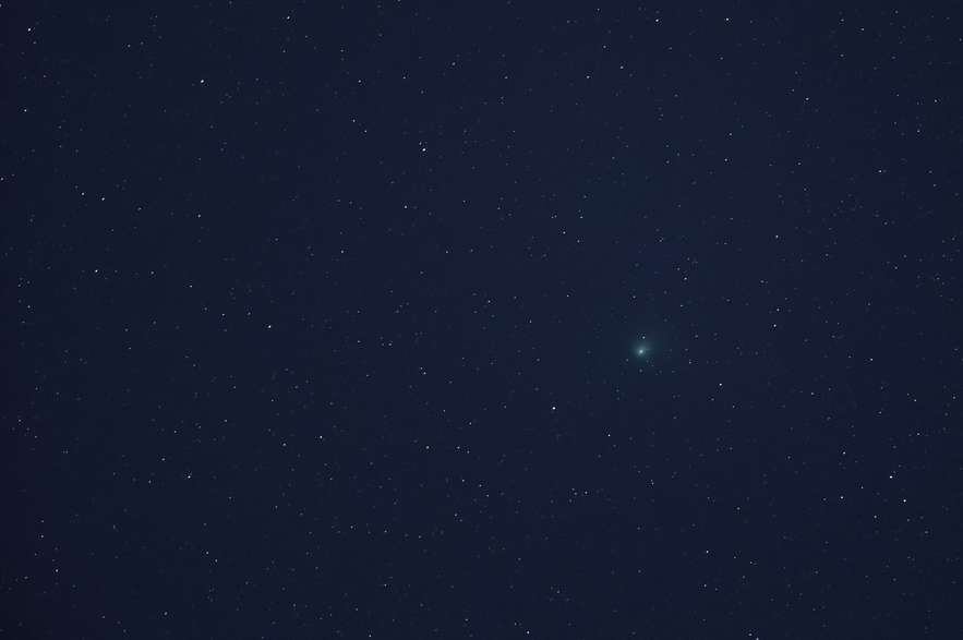 El cometa C/2022 E3 (ZTF) es visible en el cielo sobre la Reserva Nacional de Mojave en el condado de San Bernardino cuando se acerca a la Tierra por primera vez en unos 50 000 años. (Photo by Ethan Miller / GETTY IMAGES NORTH AMERICA / Getty Images via AFP)
