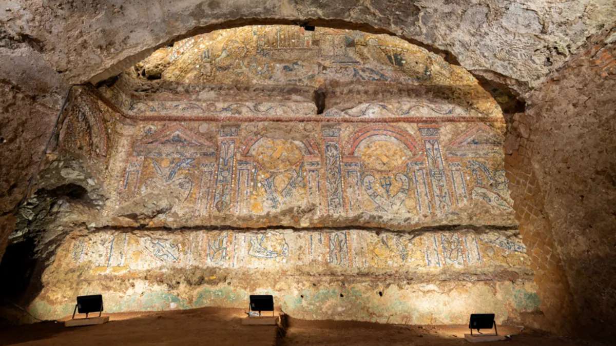 They found a Roman mosaic in an ancient house near the Colosseum