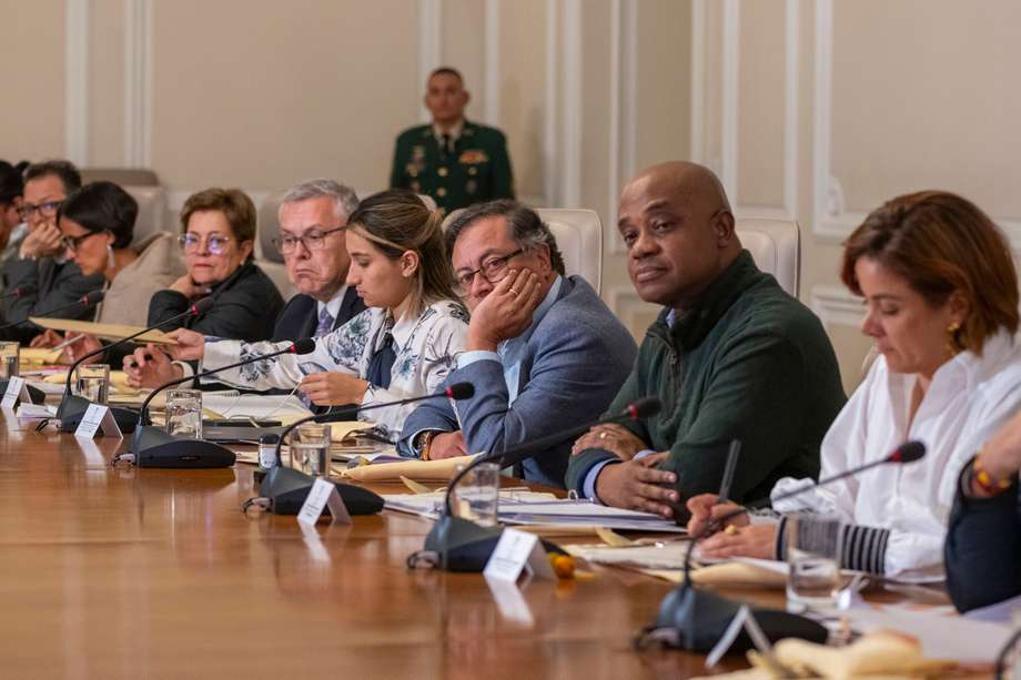 El presidente Gustavo Petro apartó de su cargo a dos altos funcionarios: el secretario de Transparencia, Andrés Idárraga, y la consejera de Regiones, Sandra Ortiz.