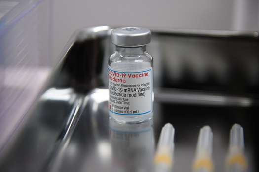 Las vacunas de Moderna son de ARN mensajero, es decir, utilizan las células del cuerpo como minifábricas de vacunas.