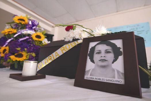 A Gloria Robles Sanguino los paramilitares la desaparecieron y asesinaron en octubre de 1994, en el marco de las mal llamadas campañas de "limpieza social", en Montería (Córdoba).