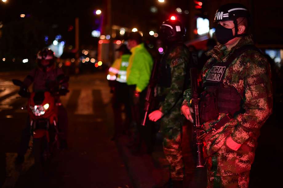 Militares en las calles de Bogotá ubicados en Puestos de control para retenes nocturnos en zonas de la capital