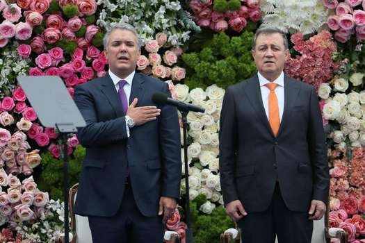 El nuevo presidente de Colombia, Iván Duque Márquez, y el presidente del Senado, Ernesto Macías.  / Mauricio Dueñas Castañeda - EFE